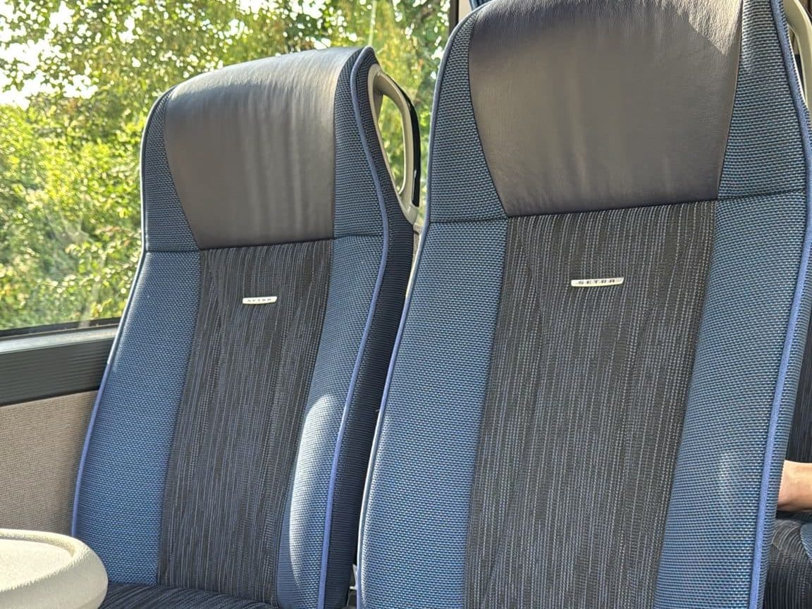 Verstellbare Reisesitze mit Stoff- und Lederbezug im Fernreisebus