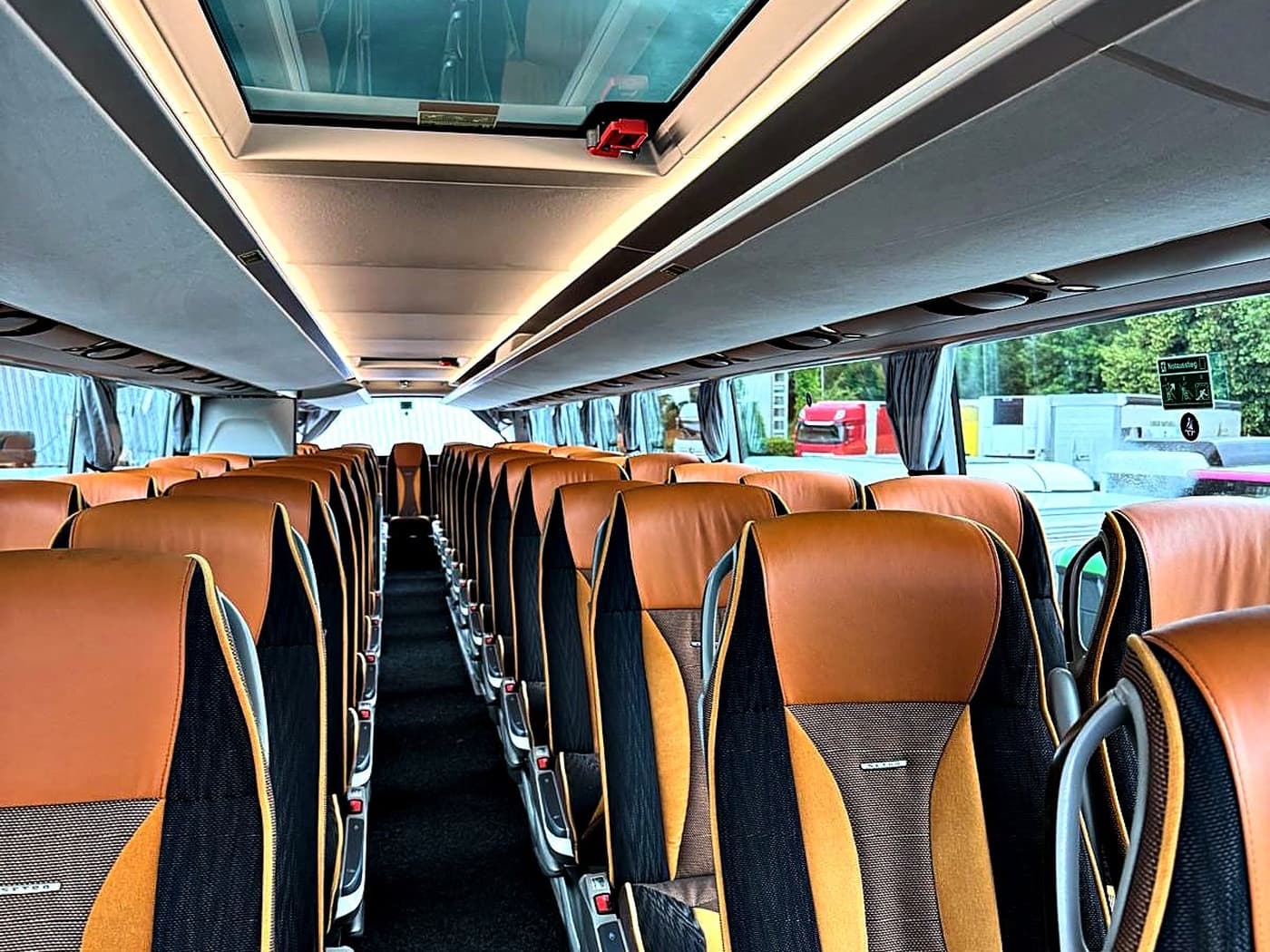 Blick in den Innenraum eines Fernreisebusses von Big Bus Europa